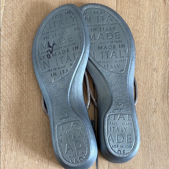 Never worn Mika Paoli silver leather sandal - Picture 3 of 4